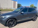 Volkswagen Touareg 3.0 V6 TDI Tiptr Exclusive BMot Tech... - Volkswagen Touareg mit Diesel-Antrieb: Alcantara
