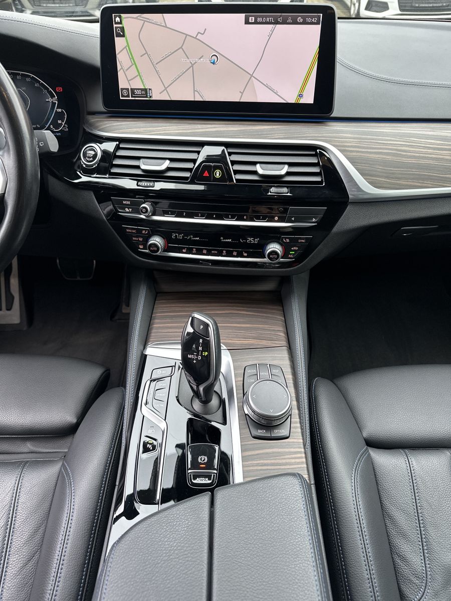 Fahrzeugabbildung BMW 530e Touring xDrive M-Sport NAV+LED+AHK+HEAD-UP