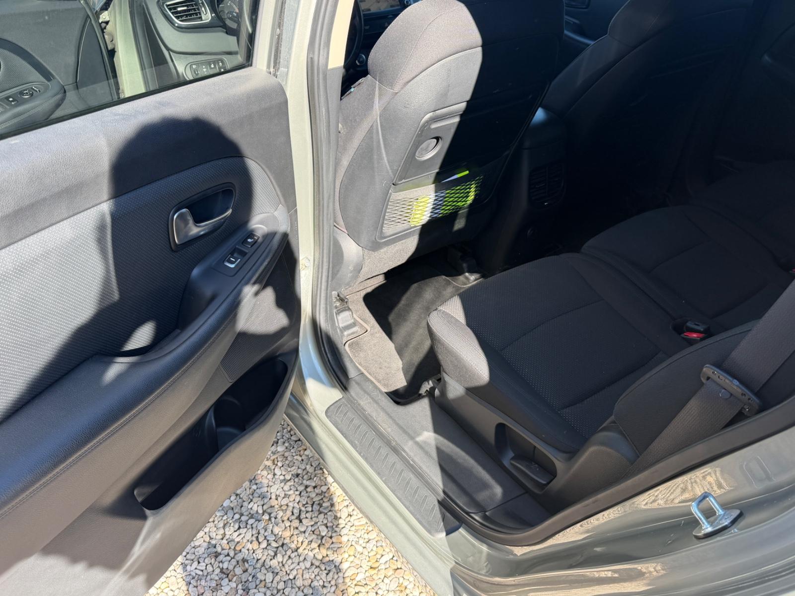 Kia Carens 2015 — photo 13