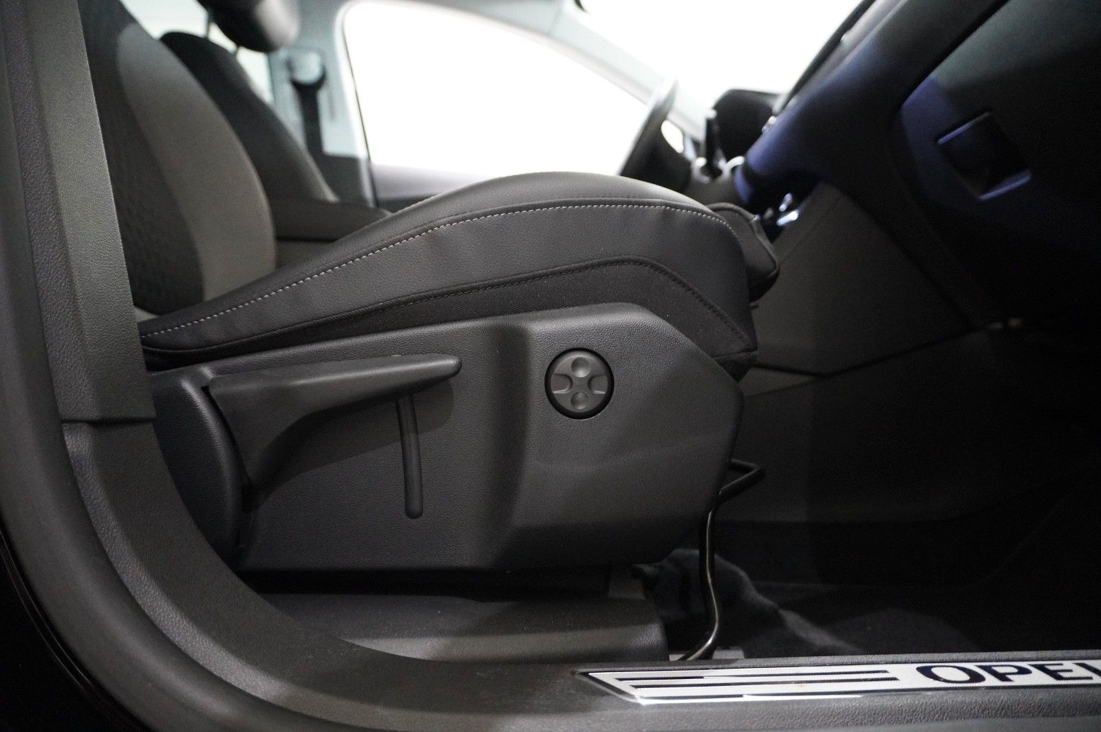 Fahrzeugabbildung Opel Grandland (X) 1.5D BUSINESS NAVI/LED/KAMERA/DAB+