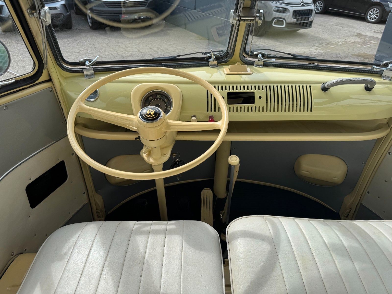 Fahrzeugabbildung Volkswagen T1 Samba 9-Sitzer Faltdach mit Panoramafenstern