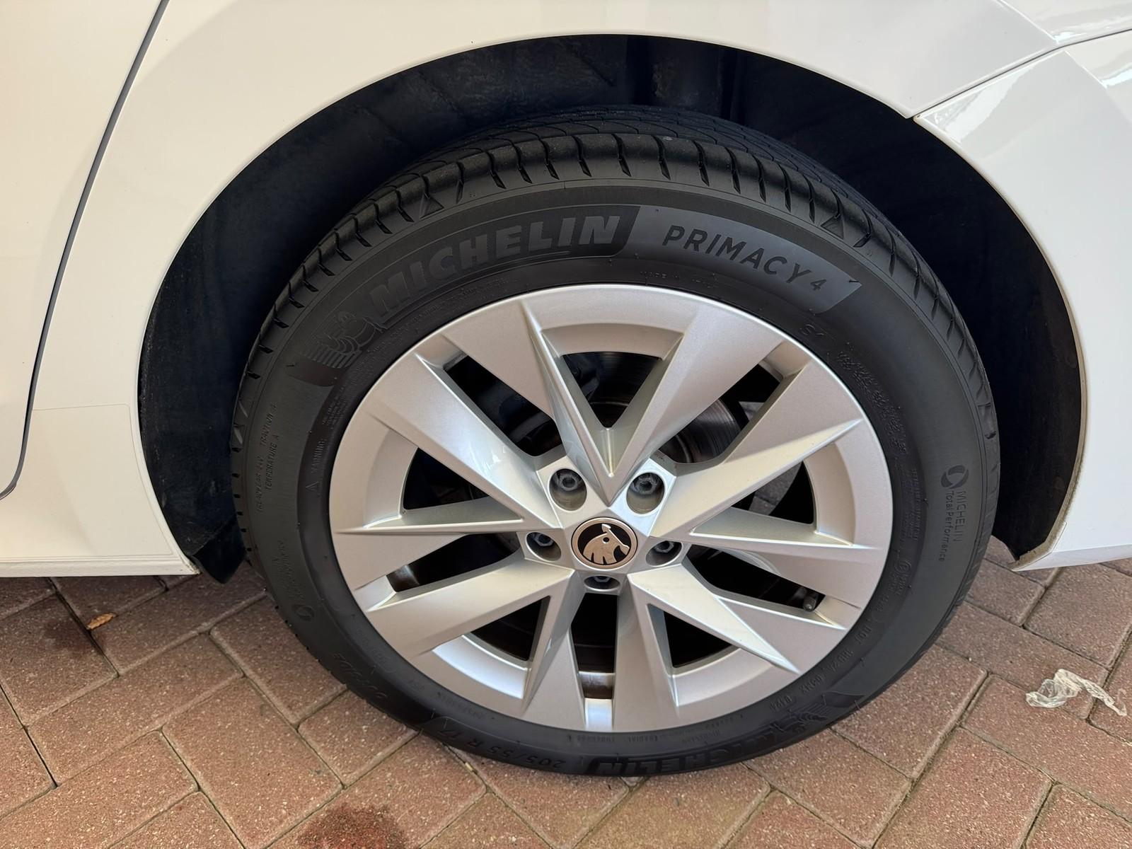 Skoda Octavia Combi 2.0TDI DSG+LED+KEYLESS+APP+PDC+MFL