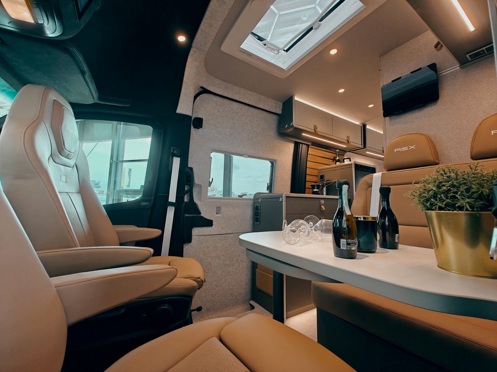 Fahrzeugabbildung HYMER / ERIBA / HYMERCAR GRAND CANYON S MB 600 4x4² RSX - TRIPLE CARBON