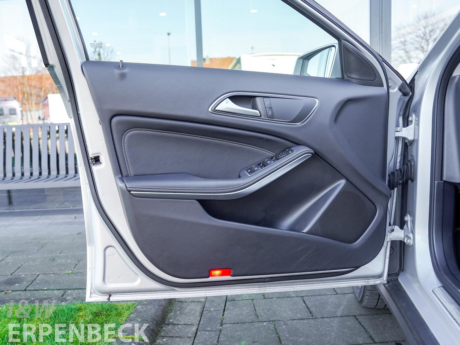 Fahrzeugabbildung Mercedes-Benz GLA 180 Sport Utility Vehicle Ambiente Tempomat