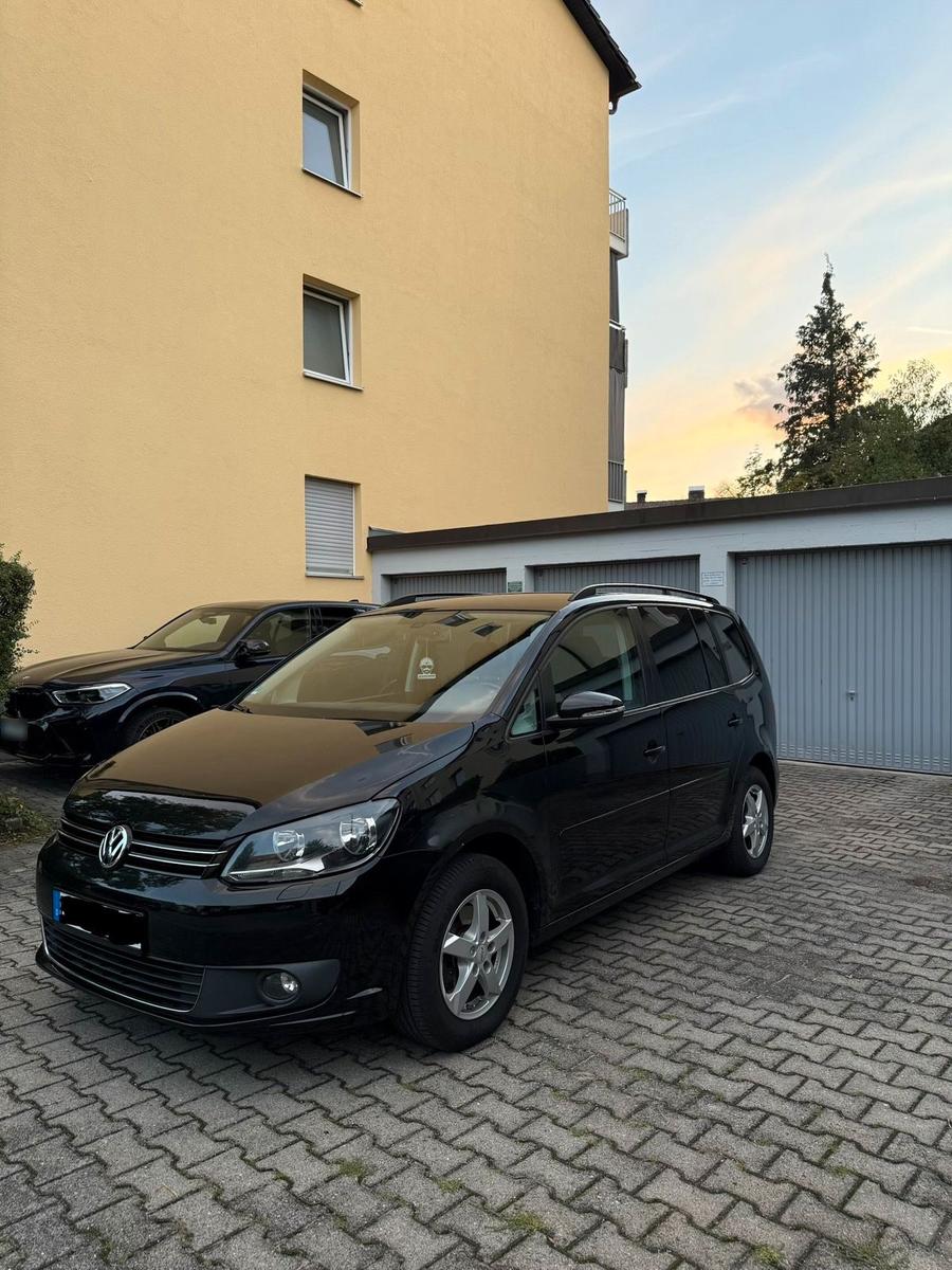 Volkswagen Touran 2011 — rear view