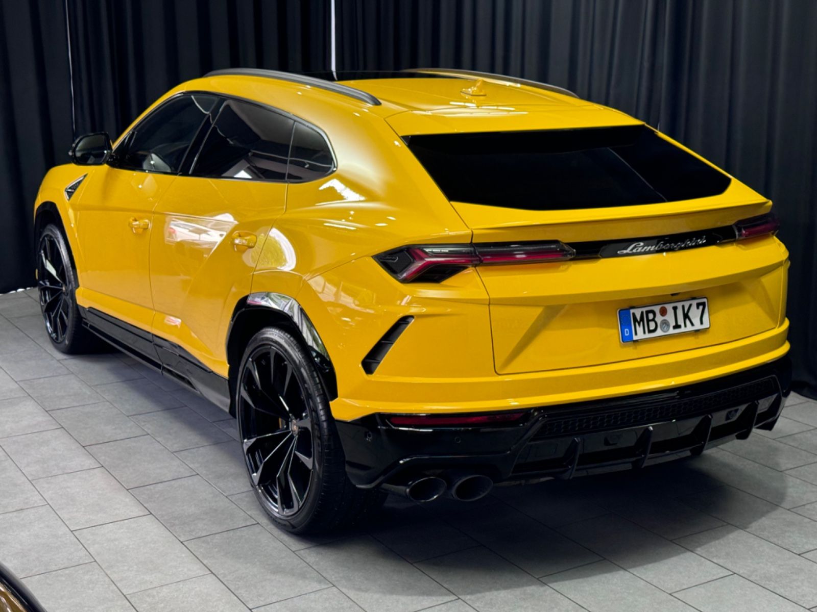 Fahrzeugabbildung Lamborghini URUS| MASSAGE | PANO |LUFT|B/O|NIGHT|23ZOLL|ADAS