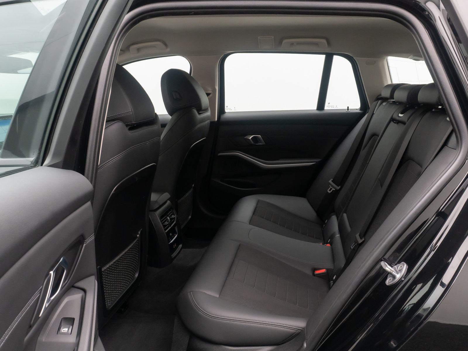 Fahrzeugabbildung BMW 320i GeschwindigReg AHK DAB Sportsitz Teilleder