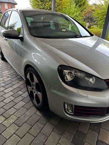 Volkswagen Golf 6 GTI mit Seitenschaden