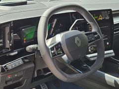 Fahrzeugabbildung Rafale 300 E-Tech Plug-in Hybrid 4x4 Atelier Alp