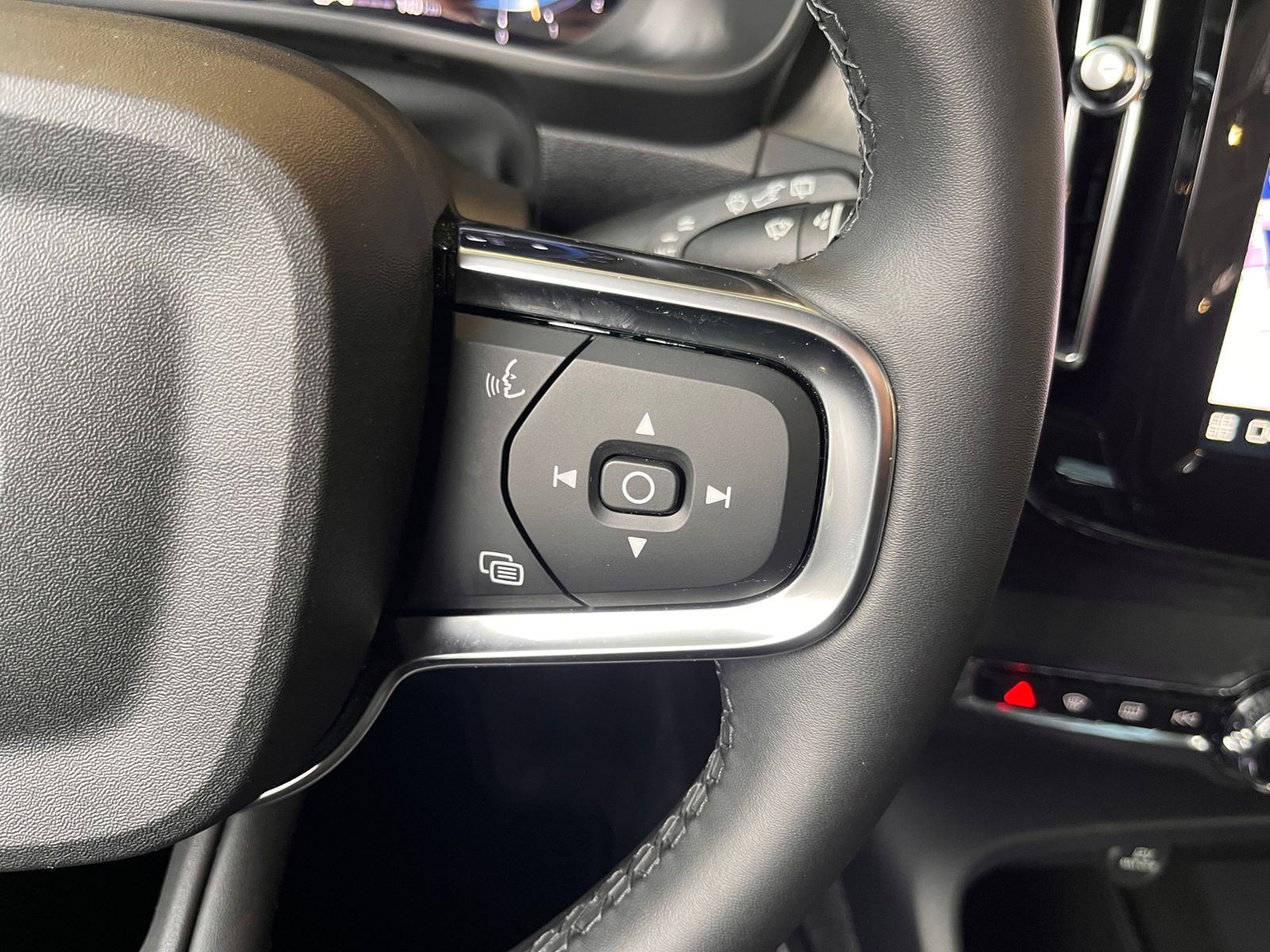 Fahrzeugabbildung Volvo XC40 Ultra Dark PANO AHK 21" 360° KAM