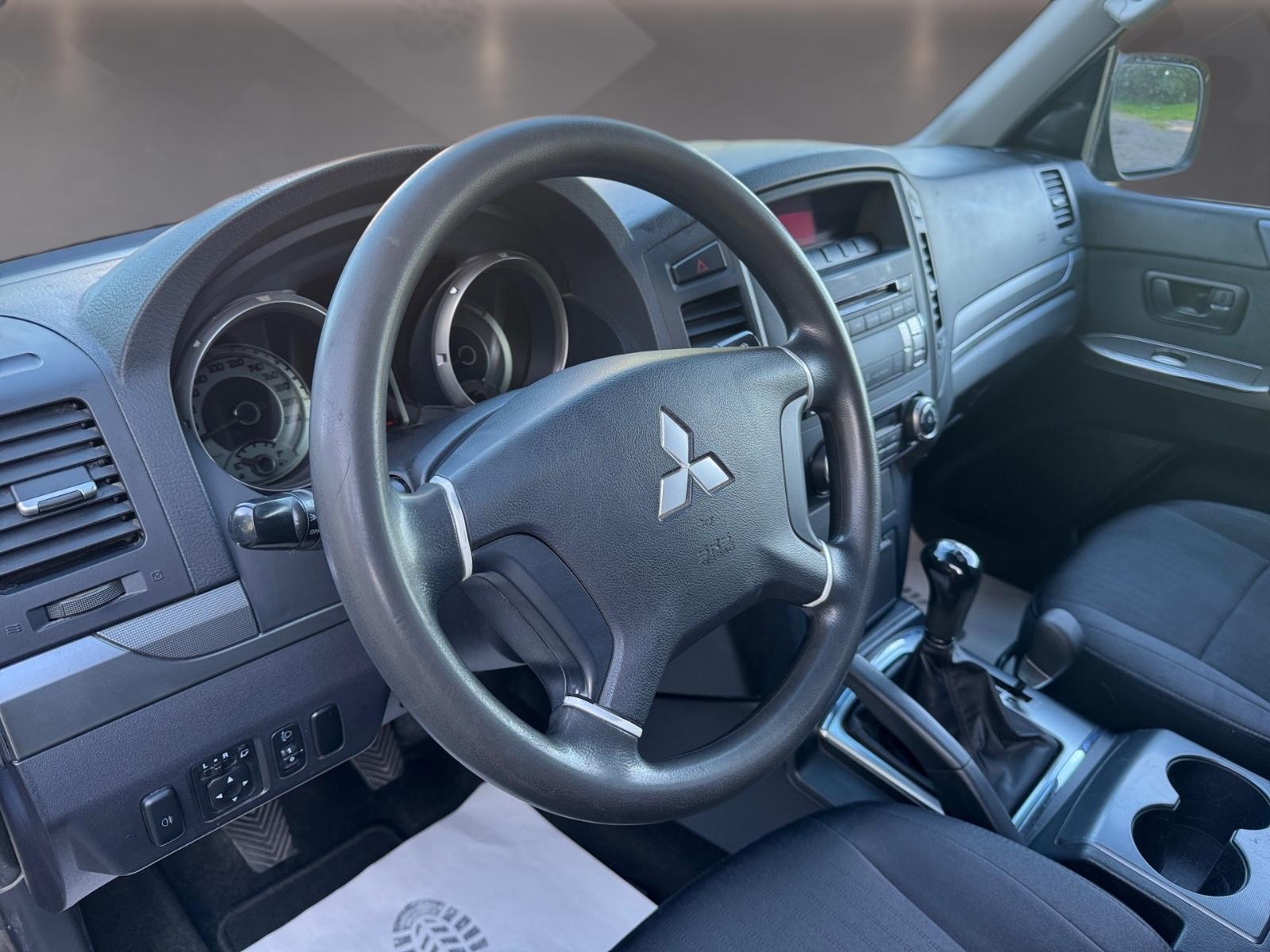 Mitsubishi Pajero 3.2 DI-D 200 ch • 3 portes • 4x4 • Boîte manuelle • Attelage