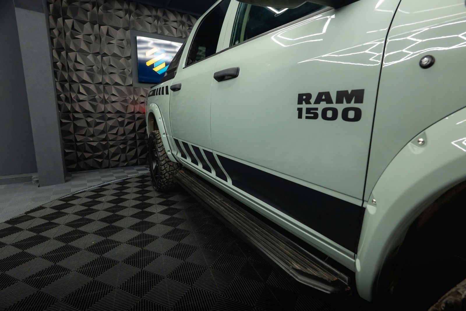 Fahrzeugabbildung Dodge RAM 5.7 V8 HEMI 4x4 OFFROAD Night-Paket *LED*AHK