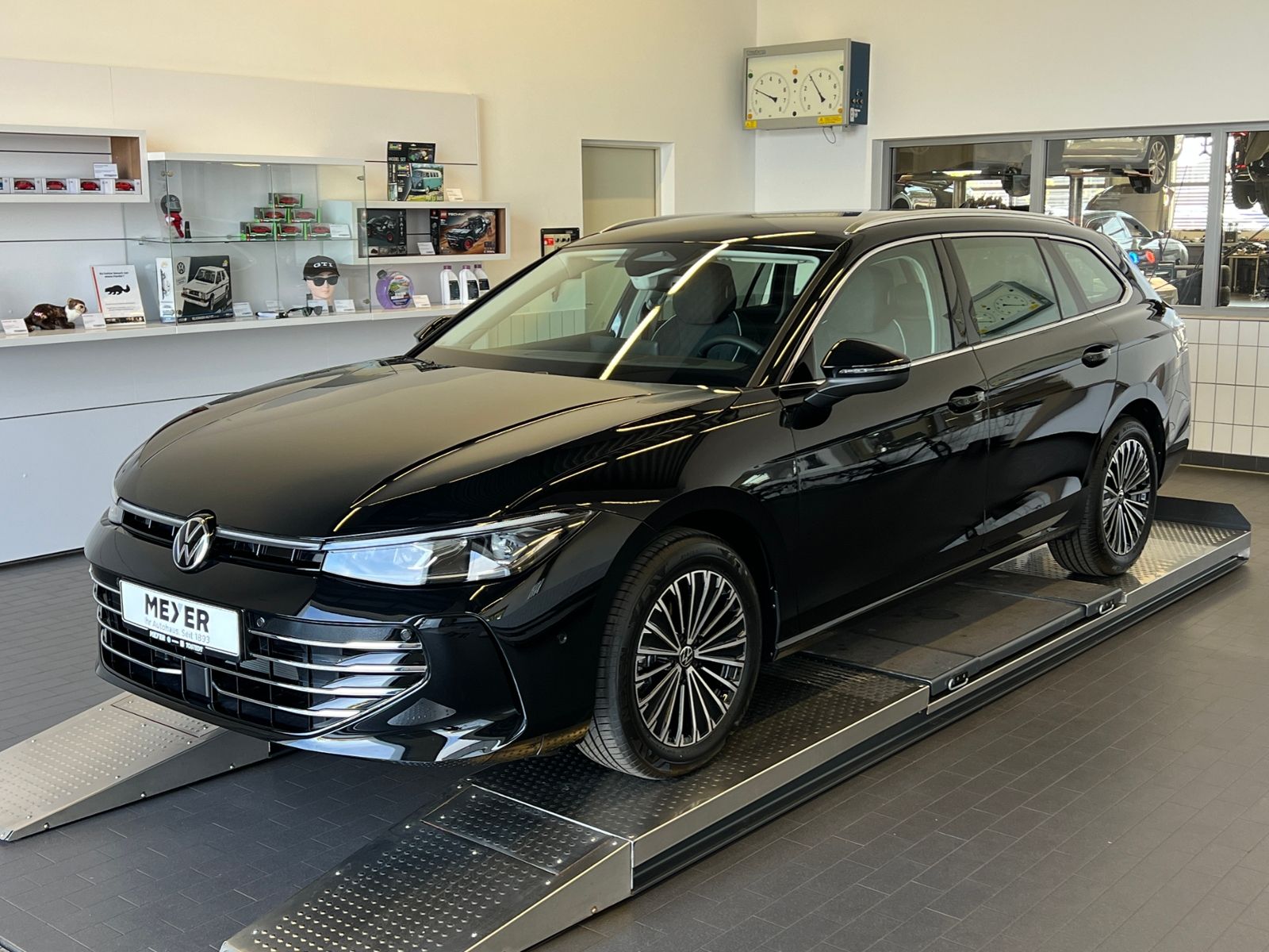 Fahrzeugabbildung Volkswagen Passat Variant Elegance 1.5 eTSI DSG *AHK,IQ-Lig