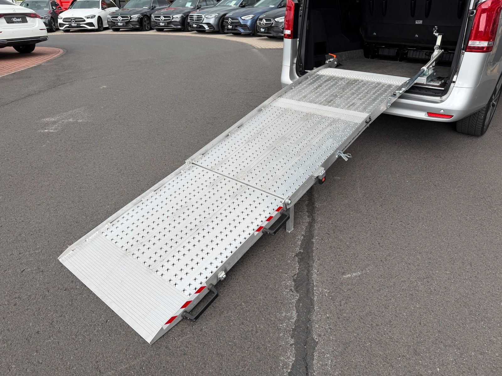 Fahrzeugabbildung Mercedes-Benz Vito 116 CDI Tourer 9G Laderampe Stdheiz LED