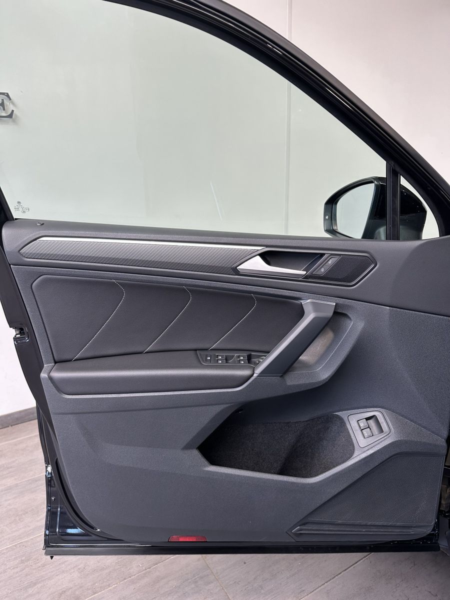 Fahrzeugabbildung Volkswagen Tiguan eHybrid R-Line Black NAV+LED+ACC+20ZO+AHK