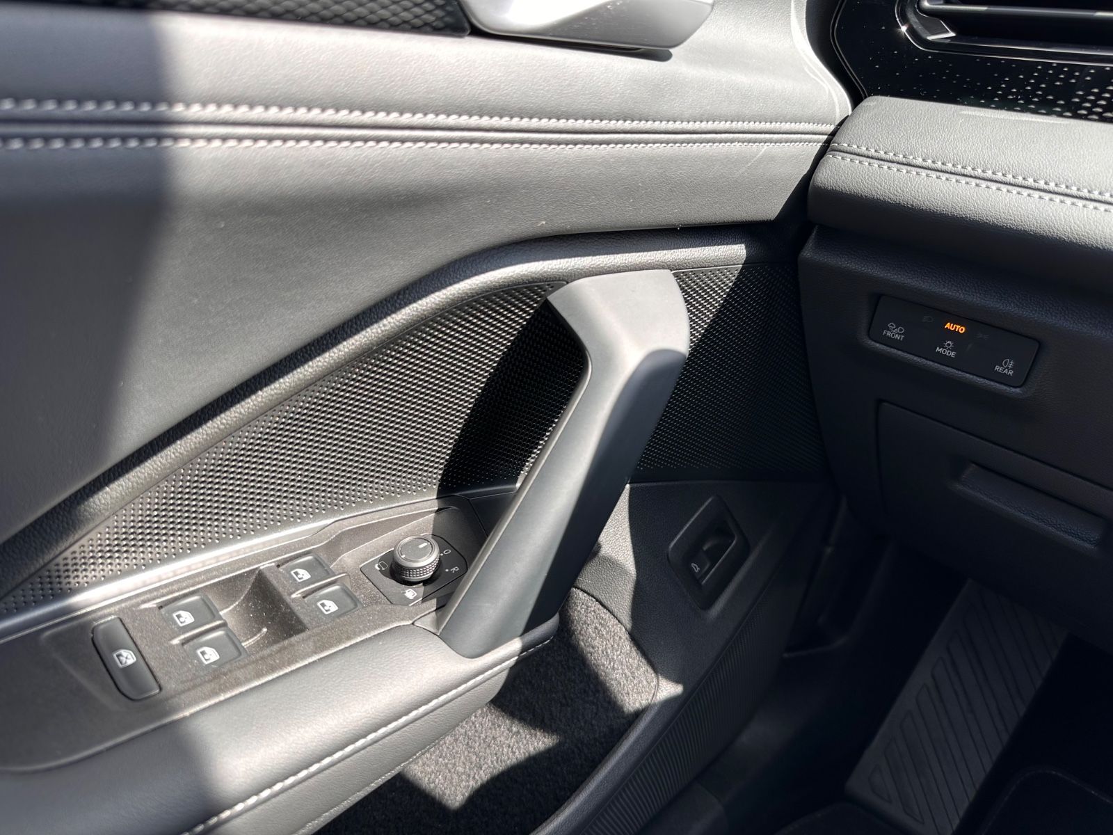 Fahrzeugabbildung Volkswagen Tiguan 1.5 eTSI Life DSG ACC/LED/RFK/SHZG