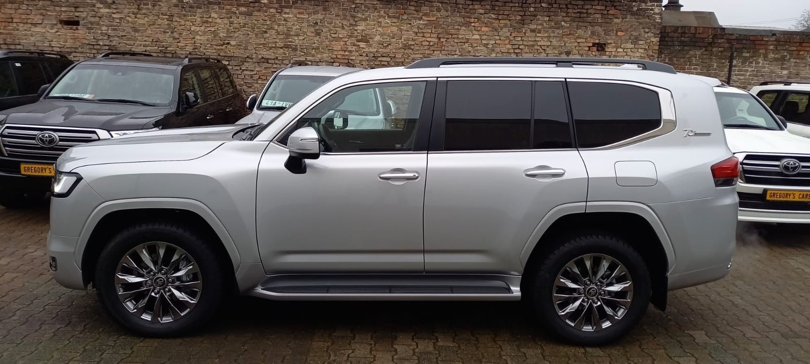 Toyota LC300~70thANV+NEU+EUreg+RearTV+415HP+VOLL+HUD imagem 3