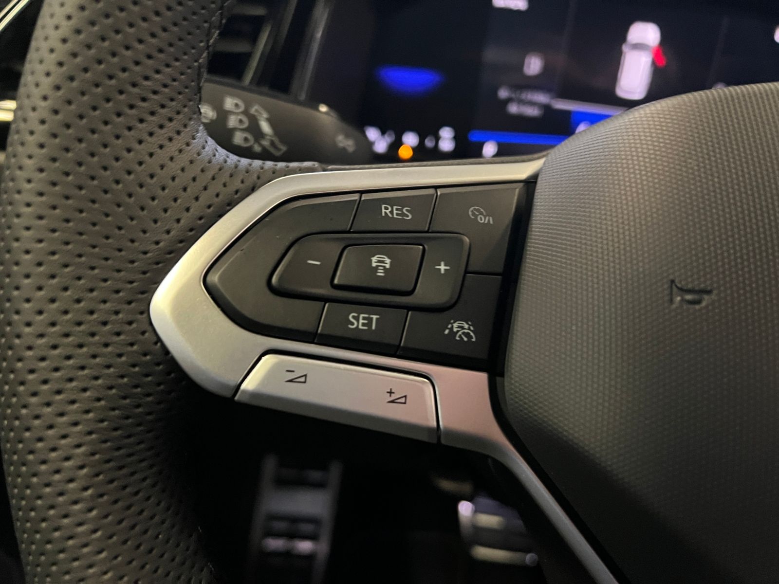Fahrzeugabbildung Volkswagen T-Roc R-Line 1.5 TSI DSG *Black Style,AHK,Navi*