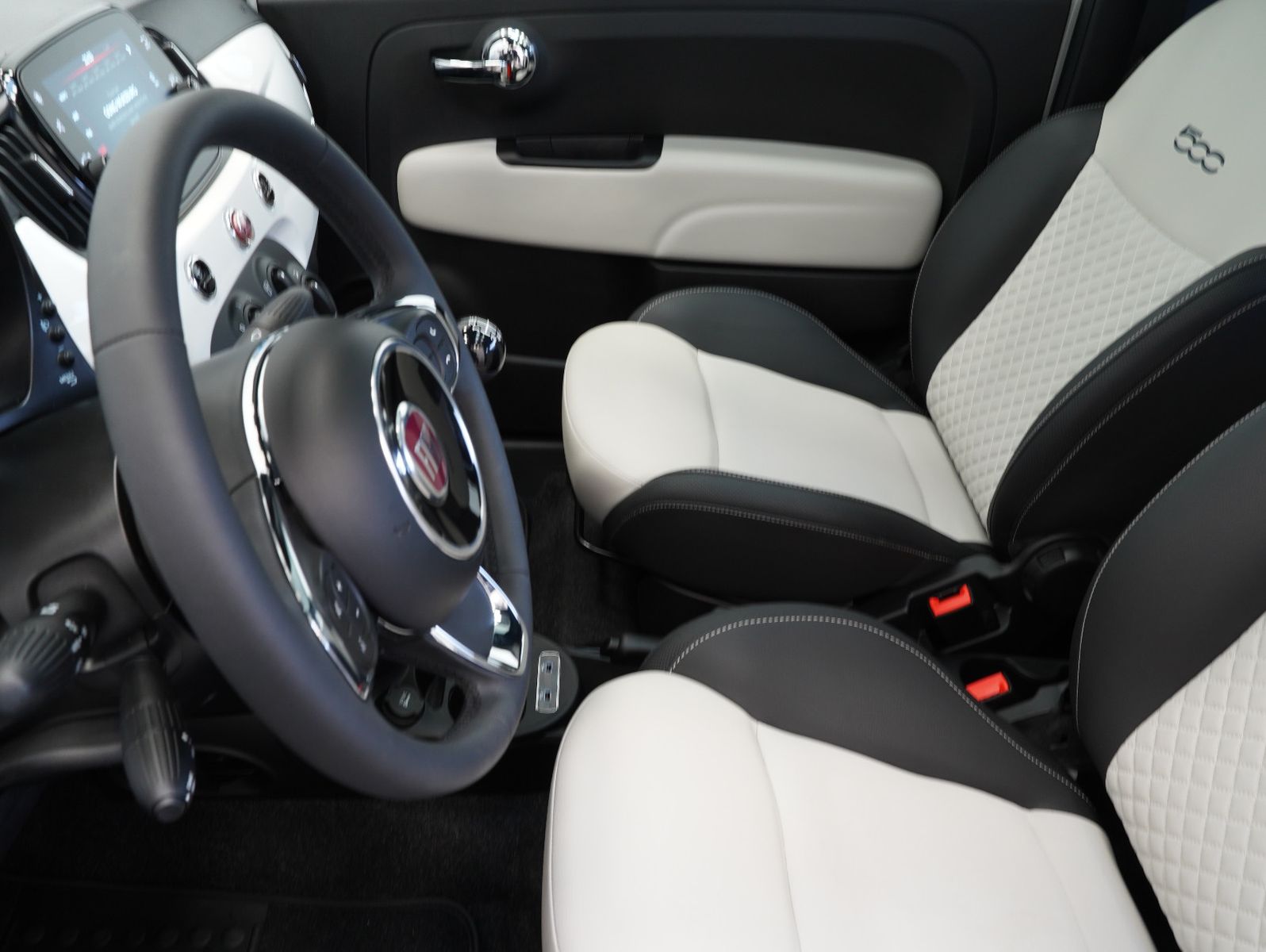 Fahrzeugabbildung Fiat 500 1.0 Mild Hybrid Dolcevita PANORAMA