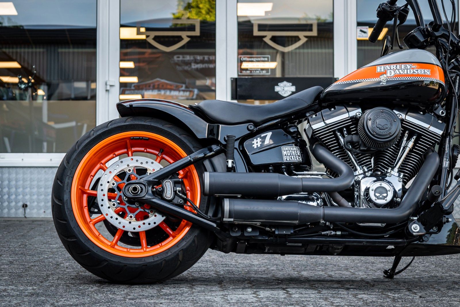 Fahrzeugabbildung Harley-Davidson FXSB Breakout 103 - Kesstech/Airride/Heckumbau -