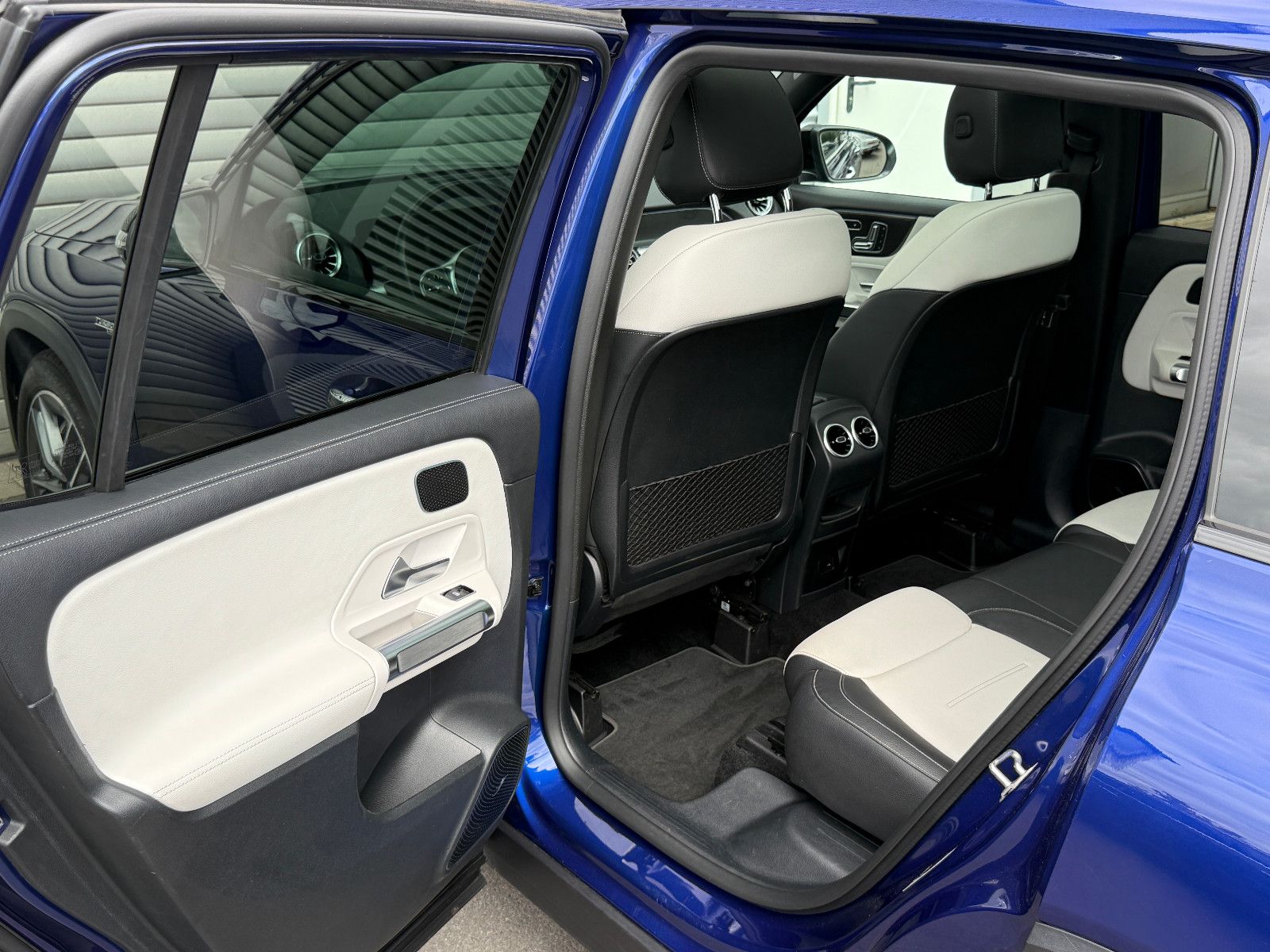 Fahrzeugabbildung Mercedes-Benz GLB 35 AMG 4Matic ACC Burmester 360°K Pano Night