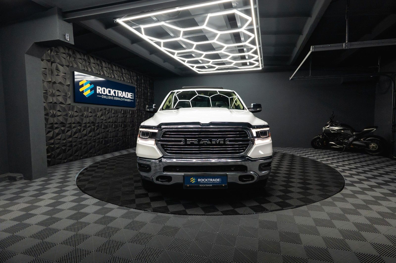 Fahrzeugabbildung Dodge RAM 5.7 V8 HEMI 4x4 LARAMIE LPG *Unfallfrei*Pano