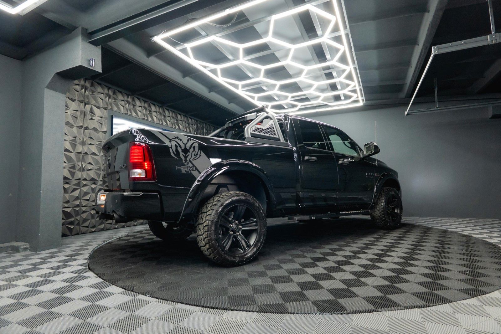 Fahrzeugabbildung Dodge RAM 5.7 V8 HEMI 4x4 OFFROAD Night-Paket LONG 19%