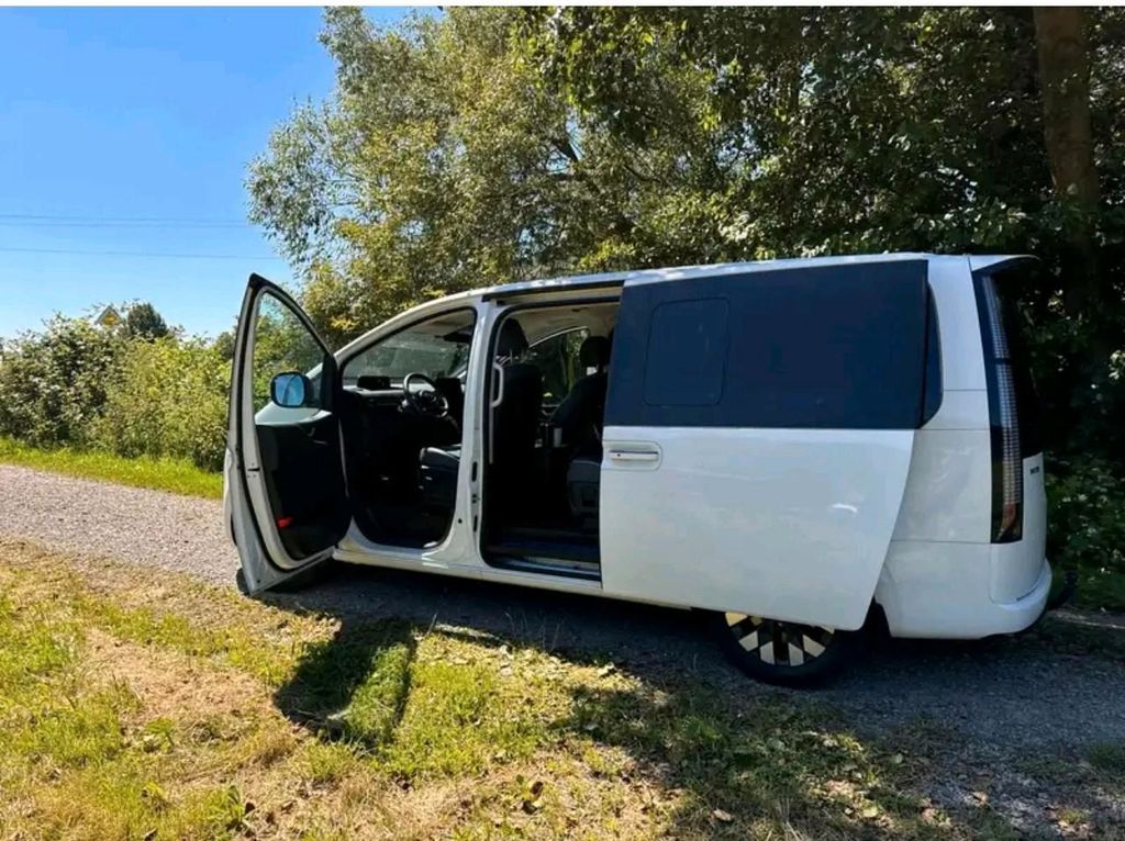 Image of Hyundai STARIA