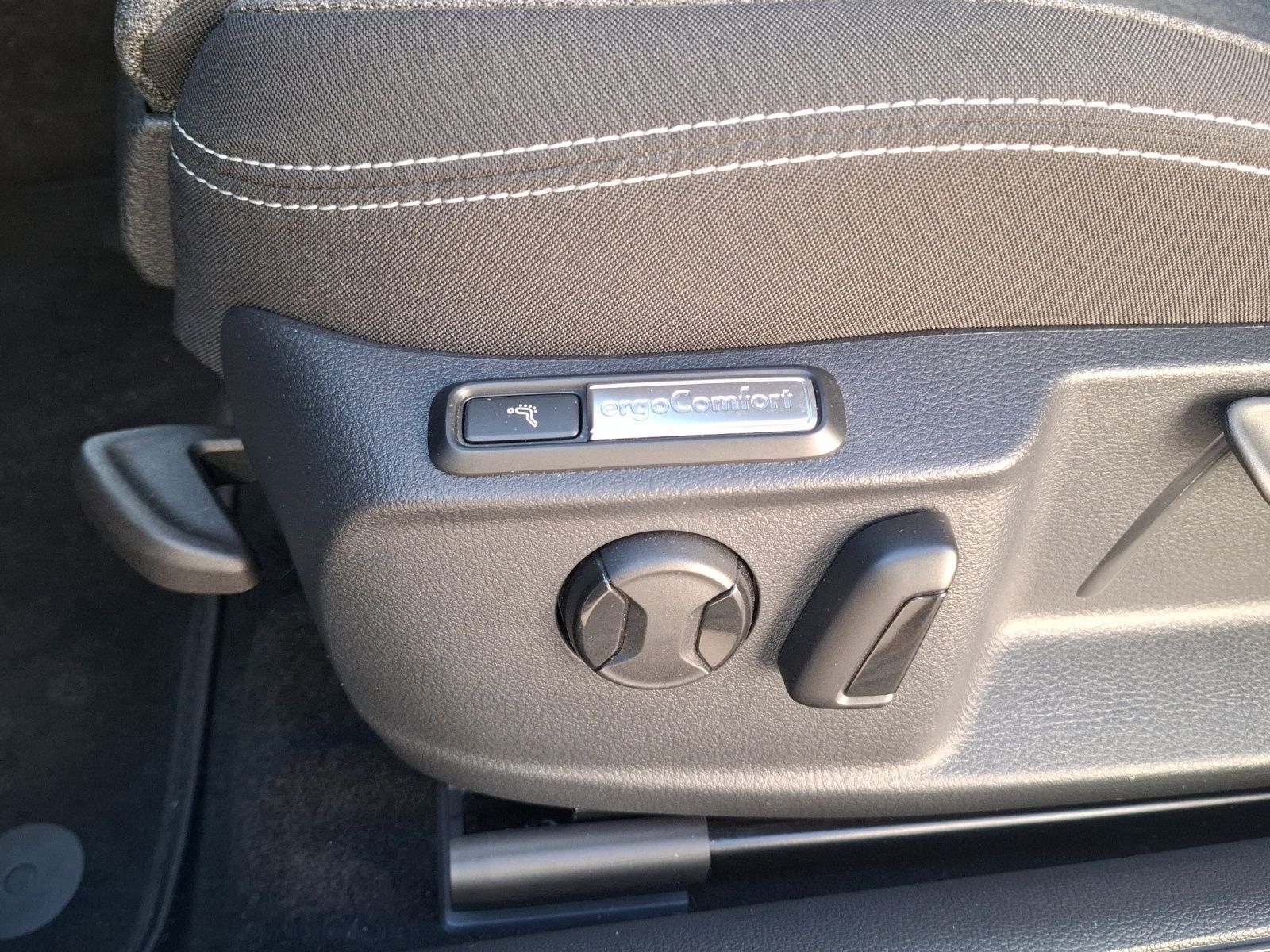 Fahrzeugabbildung Volkswagen Passat Variant TDI Business DSG Matrix Navi AID
