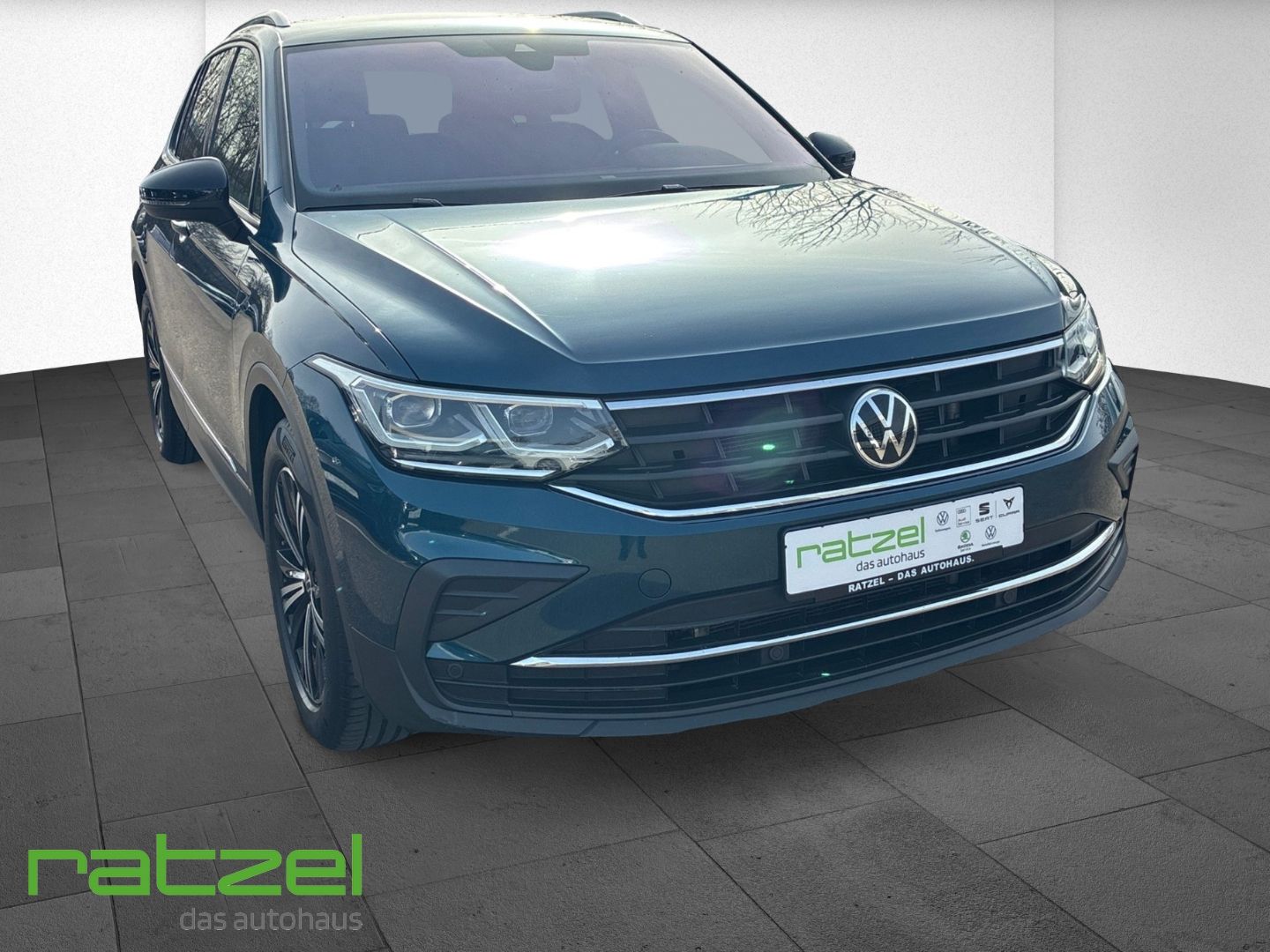 Fahrzeugabbildung Volkswagen Tiguan Life 2.0 TDI DSG Sportpaket Navi Digitale