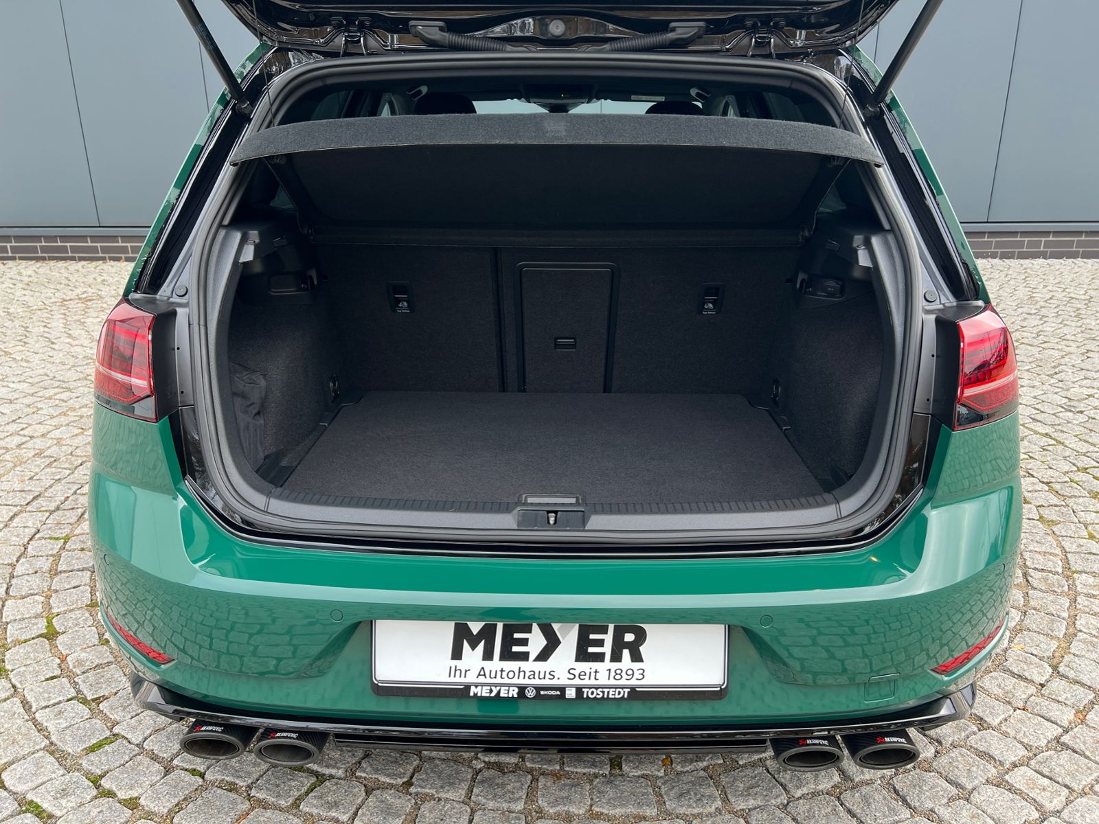 Fahrzeugabbildung Volkswagen Golf VII R 4MOTION 2.0 TSI OPF DSG *Sportauspuff