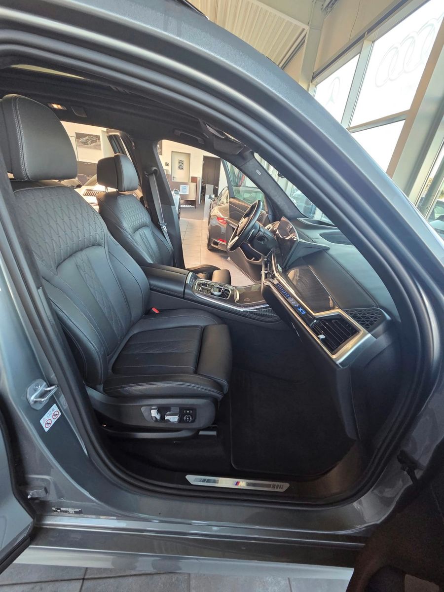 Fahrzeugabbildung BMW X7 xDrive 40 i M Sport/Voll/Skylounge, gestik