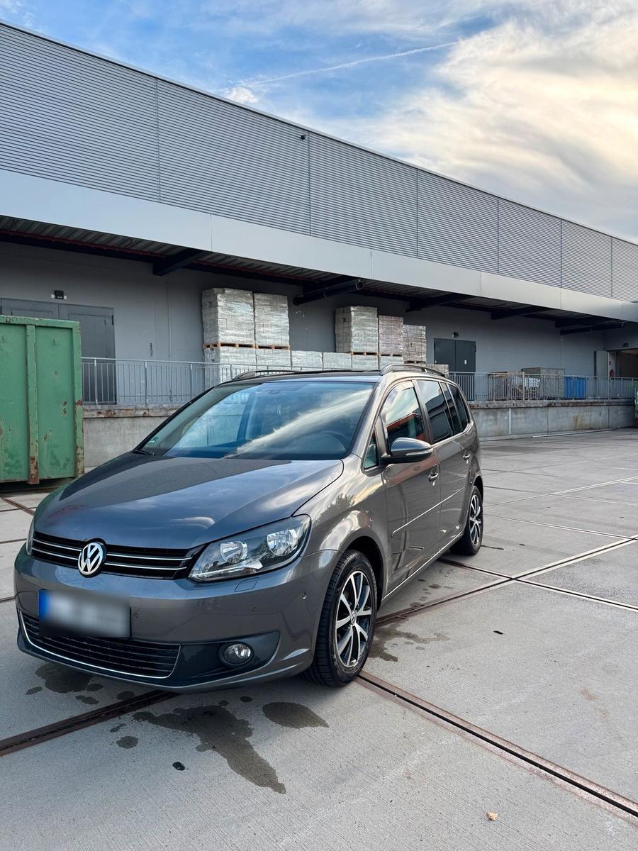 Volkswagen Touran 2010 — rear view