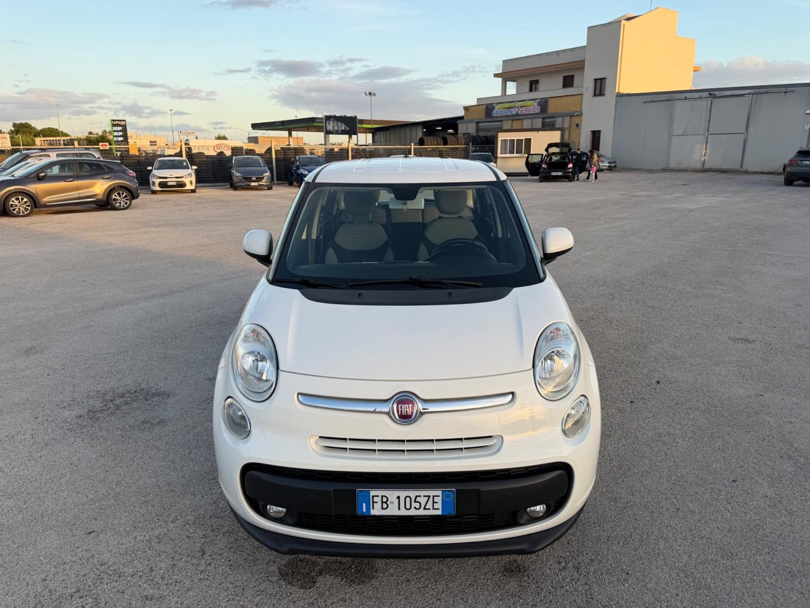 Fiat 500L 2015 — interior