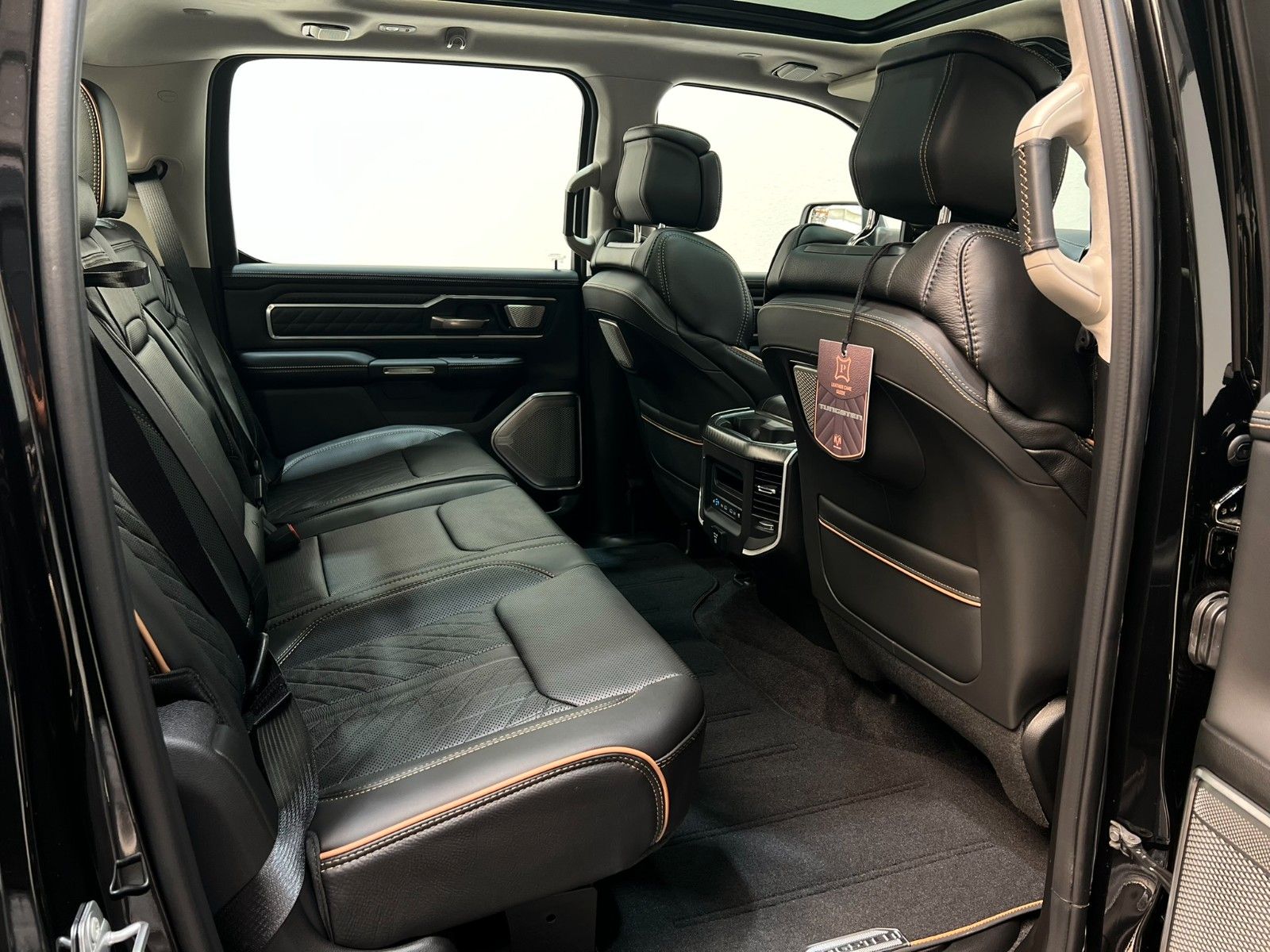 Fahrzeugabbildung Dodge RAM 1500 TUNGSTEN CREW CAB H/O Black Interieur
