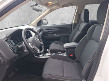 Mitsubishi Outlander 2.4 PHEV Basis Kam.+KeyLess+SHZ+LM+PDC