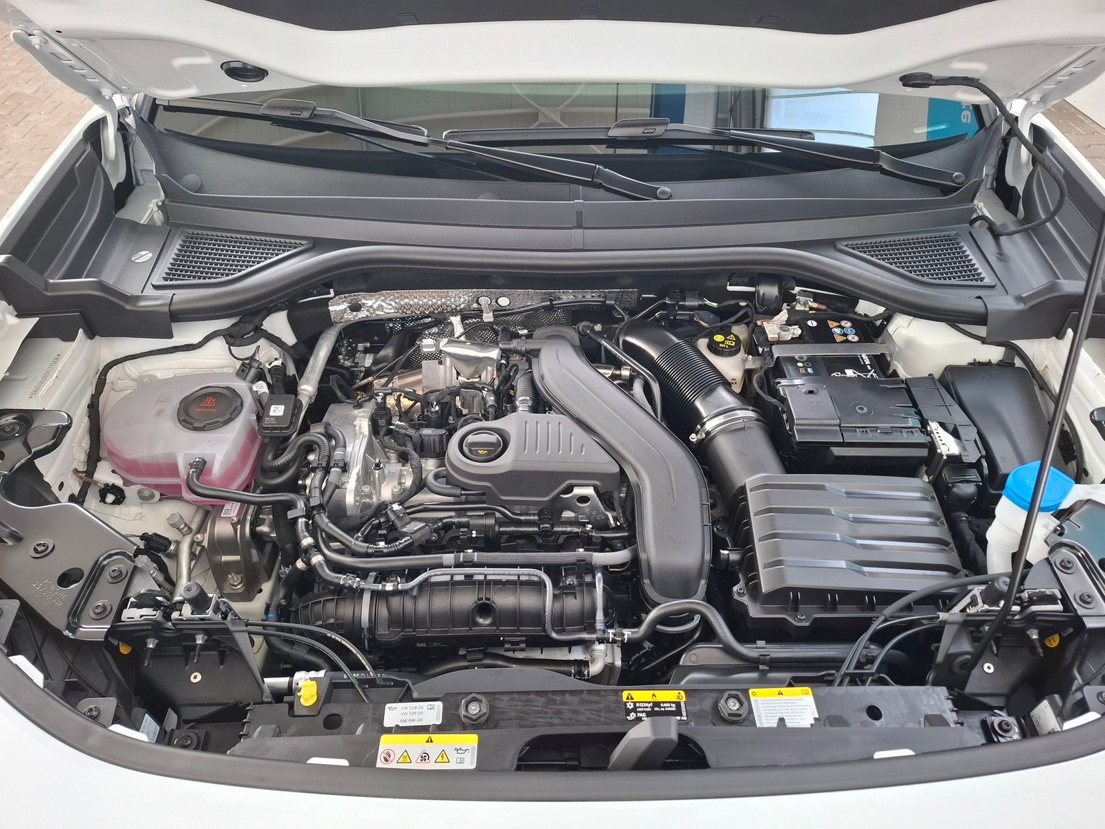 Fahrzeugabbildung Volkswagen T-Roc 1.5 eTSI DSG Trend + Light Assist+Garantie