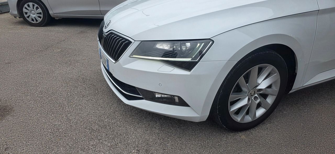 Skoda Superb 1.6 TDI DSG Wagon Ambition imagem 2