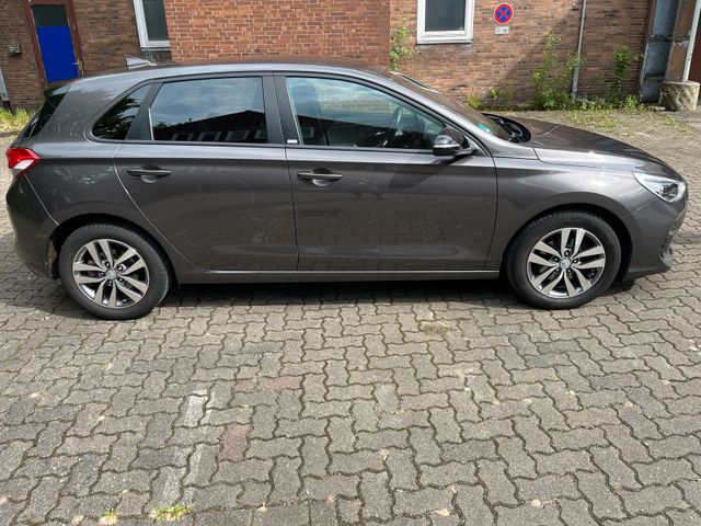 HYUNDAI i30