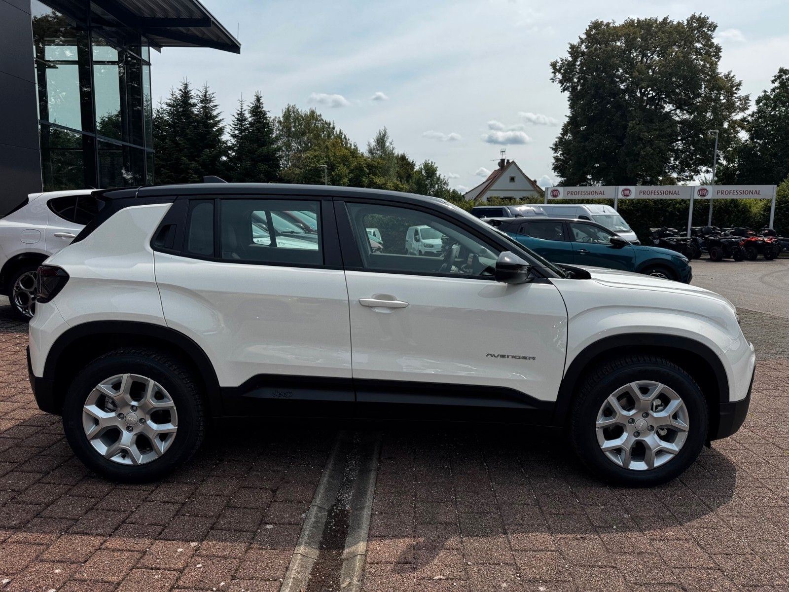 Fahrzeugabbildung Jeep Avenger 1.2 Altitude Benziner NAVI KAMERA SITZHG