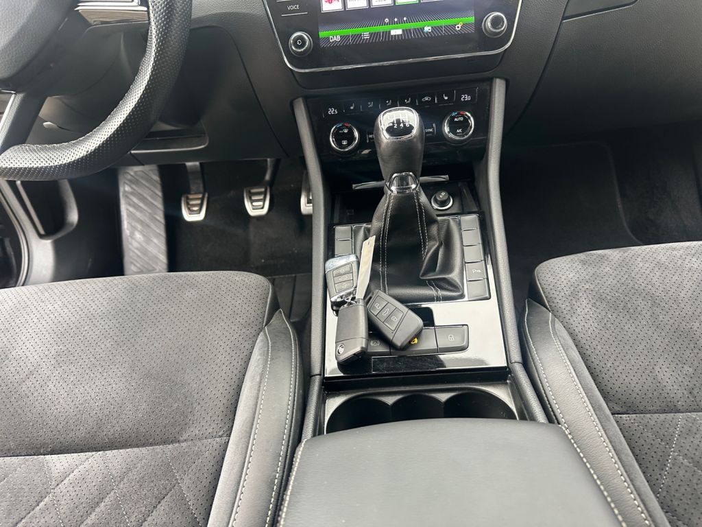 SKODA Superb Combi 1.4 TSI ACT SportLine ACC b. Front SKODA Superb Combi 1.4 TSI ACT SportLine ACC b. Front