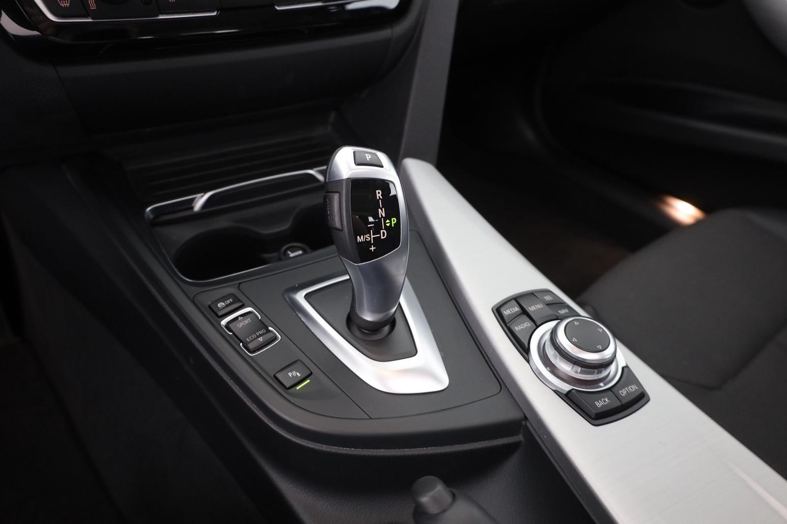 BMW 320i Touring Advantage LED Navi Schiebedach AHK