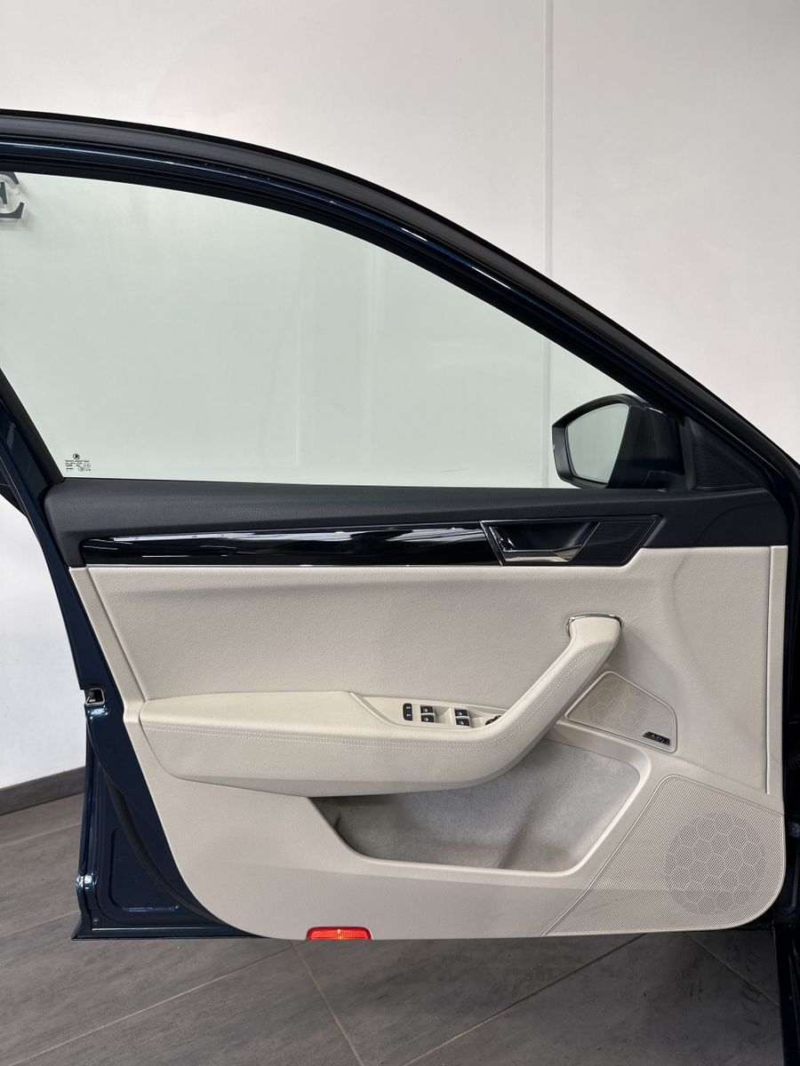 Fahrzeugabbildung SKODA Superb Combi 4x4 L&K NAV+MATRIX+ACC+PANO+CANTON