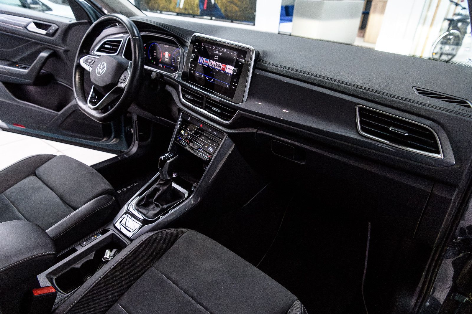 Fahrzeugabbildung Volkswagen T-Roc Style 1.5 TSI DSG LED+AHK+KEYLESS+KAMERA