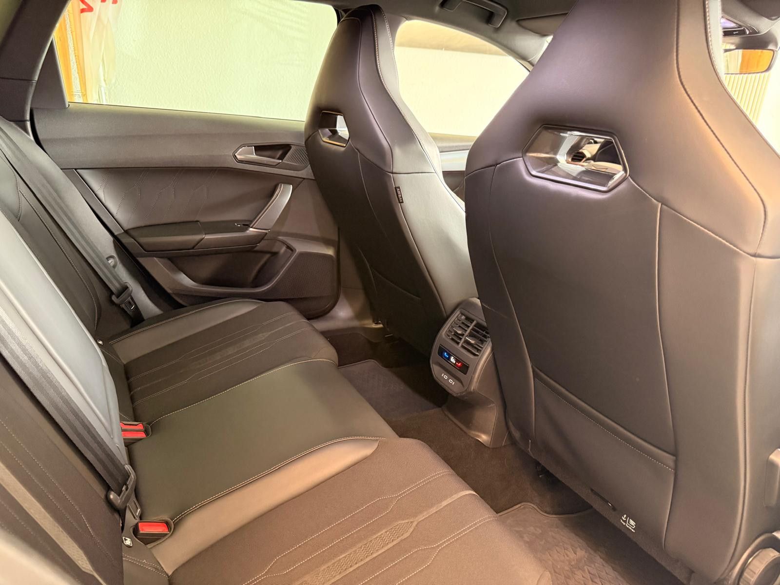 Fahrzeugabbildung CUPRA Leon Sportstourer VZ e-Hybrid/AHK/8.FACH BEREIFT