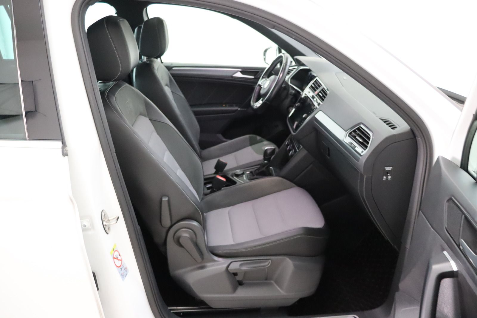 Fahrzeugabbildung Volkswagen Tiguan 2.0 TSI 4 Motion R-line Highline * Pano *