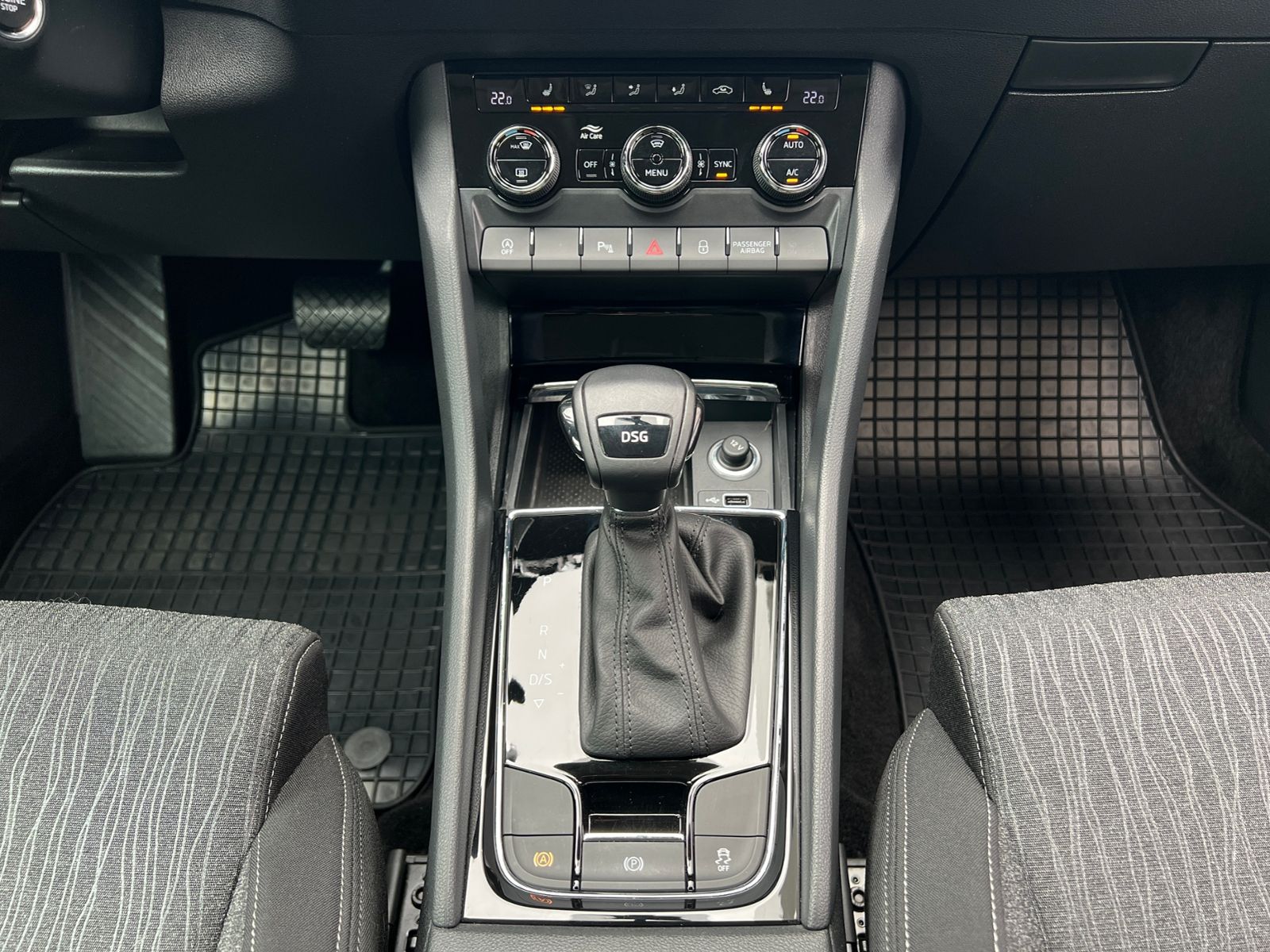 Fahrzeugabbildung SKODA Karoq Style 1.5 TSI DSG *AHK, LED, SmartLink, Ka