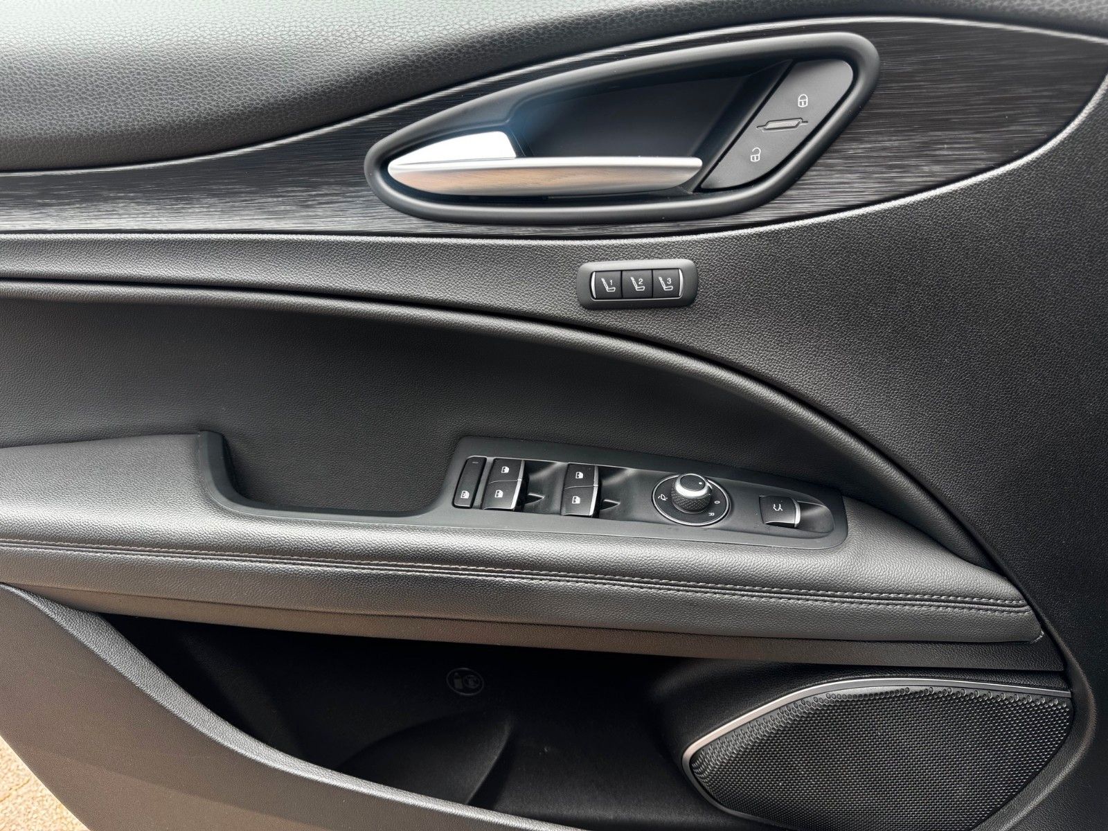 Fahrzeugabbildung Alfa Romeo Stelvio Super Q4 280PS AHK MEMORY NAVI SITZHEIZ.
