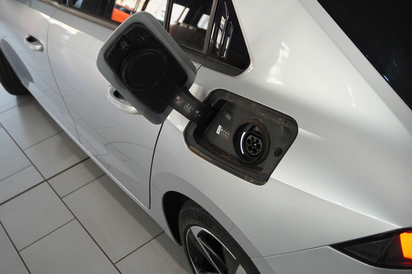 Fahrzeugabbildung Opel Astra L Lim. 1.6 HYBRID GS SPORT NAVI/360°/SPORT