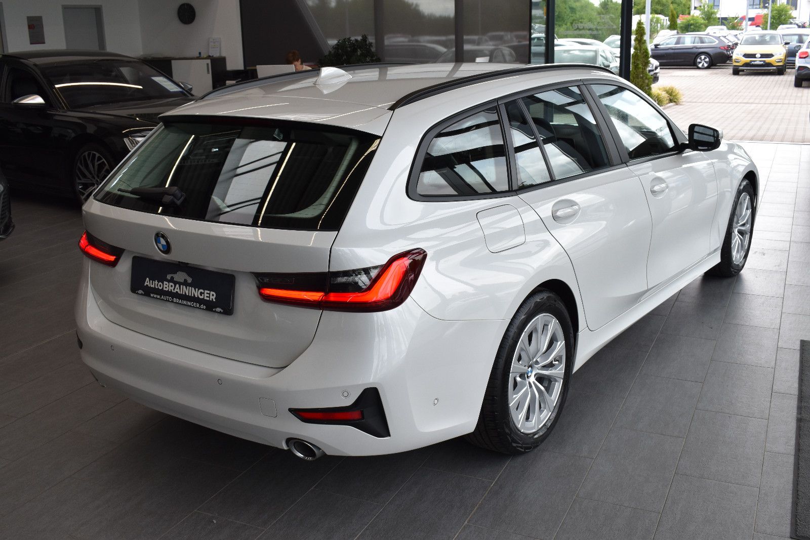 BMW 320d Touring Advantage Aut. LED~RFKam~ACC~LiveCo foto 2